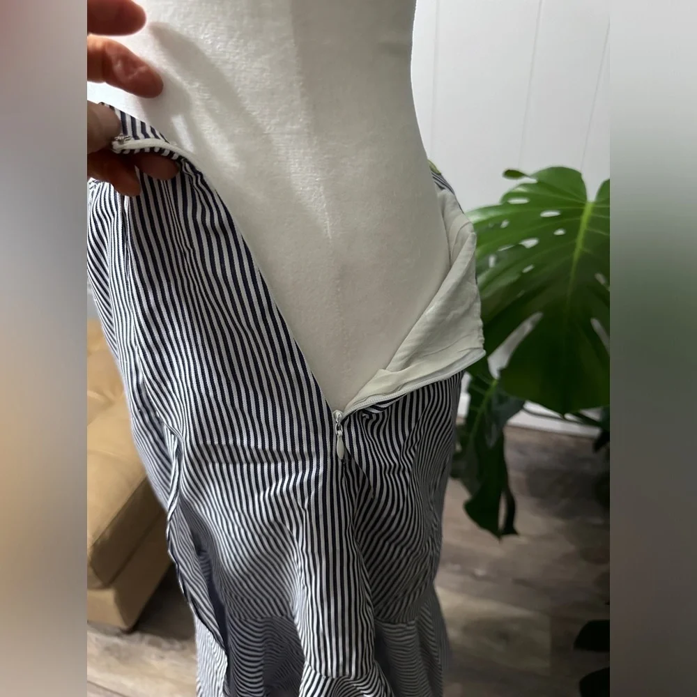🛍️ Gianni Bini white blue striped wrap style skirt with zipper closure.